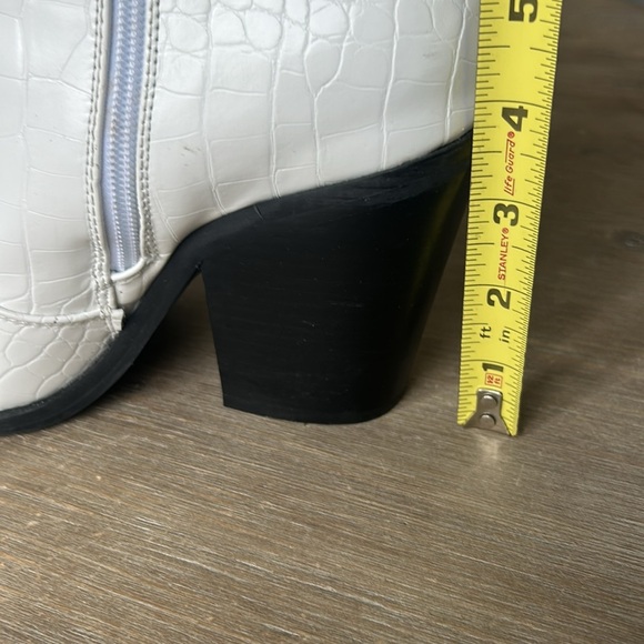 ASOS White Croc-Embossed Western Style Pointy Toe Cowboy Ankle Boots Size 6 - Picture 15 of 16
